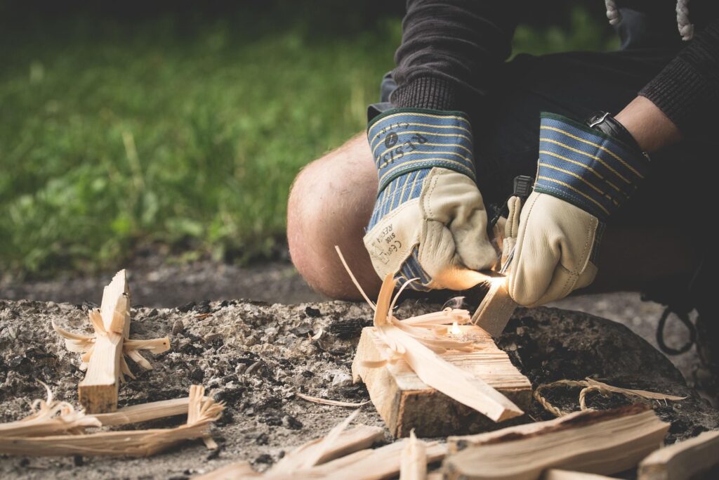 Holz wird zum Feuer machen vorbereitet