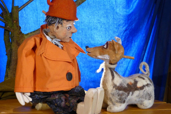 Puppenspiel Figuren ein kleiner Onkel und ein Hund