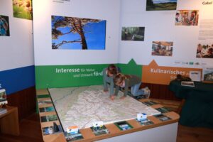 Kinder schauen eine interaktive Karte an